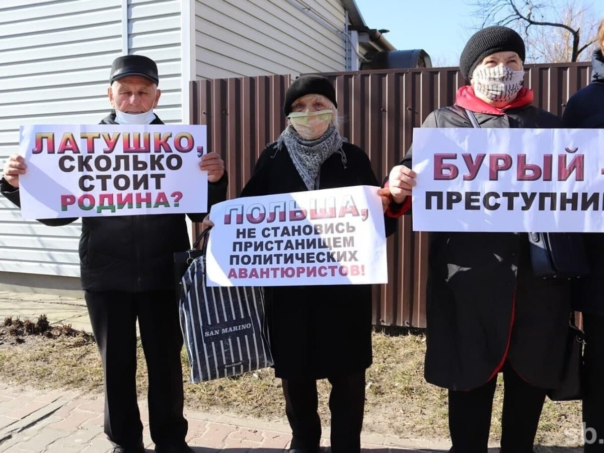 У Генконсульства Польши в Бресте проходит пикет против героизации военных  преступников – KAMENEC.BY инфопортал Каменецкого района