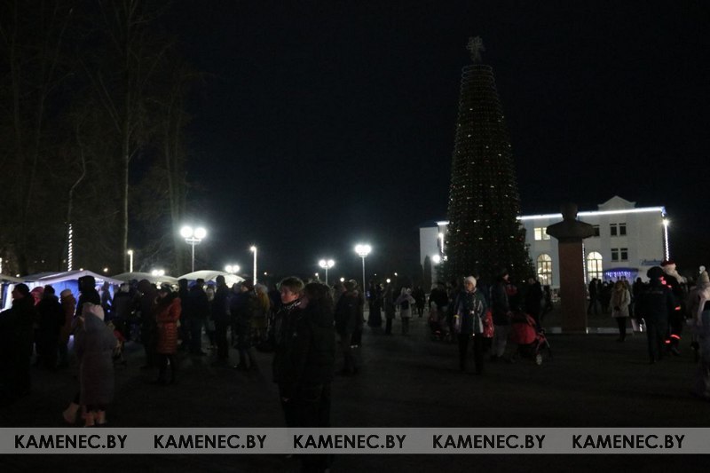 Каменце зажгли огни на главной елке района